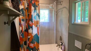 Een haardroger, handdoeken, zeep, shampoo