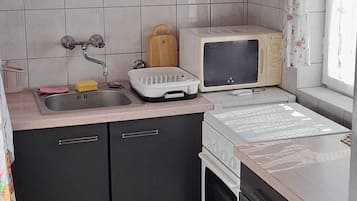 Frigorifero, microonde, forno, piano cottura