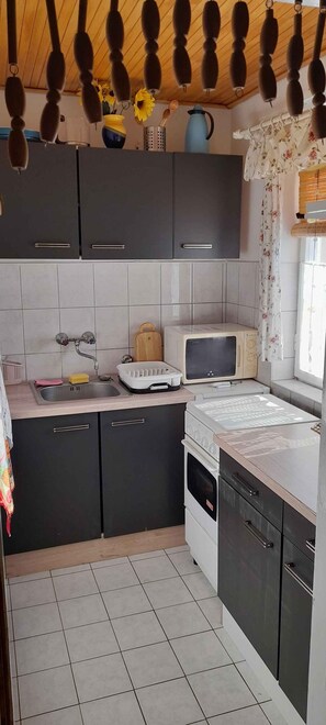 Frigorífic, microones, forn i placa de cuina 