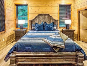 5 bedrooms, iron/ironing board, travel crib, free WiFi - A+ location! Theater~ Indoor Pool~ 4 Kings~ HotTub (Sevierville)