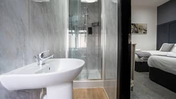 Standard Triple Room | Bathroom