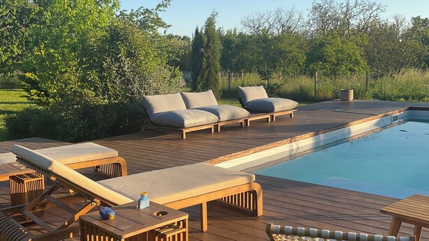 A wooden deck with lounge chairs and a pool. - Maison Dulcis (Saint-Maixant)