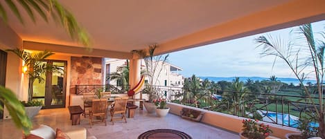 Basic Condo | Balkoni