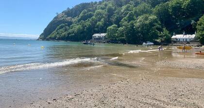 Beautiful cottage a stones throw from the beach.