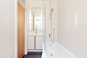 House | Bathroom | Combined shower/tub, deep soaking tub, towels - 3 Bdrm Notting Hill Mews House - 2 Balconies (London)