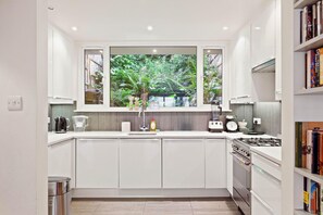 House | Private kitchen | Fridge, microwave, oven, stovetop - 3 Bdrm Notting Hill Mews House - 2 Balconies (London)