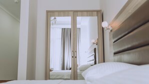 مكتب ومساحة عمل للكمبيوتر المحمول وتجهيزات عازلة للصوت وواي فاي مجانًا