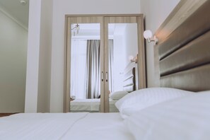 Doppia Standard | Una scrivania, postazione laptop, insonorizzazione, Wi-Fi gratuito