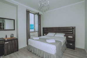 Desk, laptop workspace, soundproofing, free WiFi - Royal Medis Hotel (Batumi)