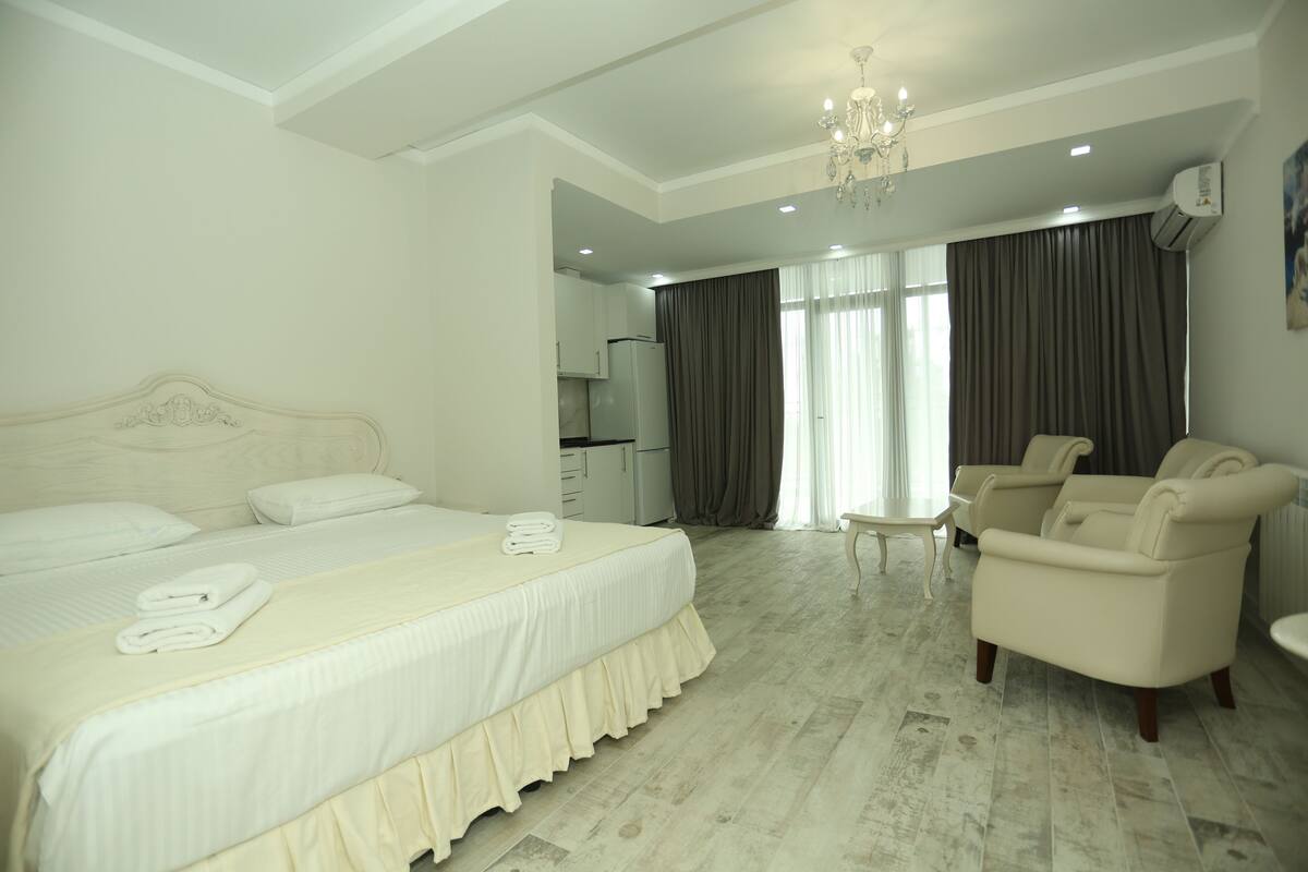Deluxe Room | Desk, laptop workspace, soundproofing, WiFi (free)