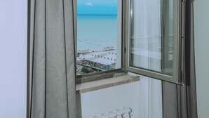 مكتب ومساحة عمل للكمبيوتر المحمول وتجهيزات عازلة للصوت وواي فاي مجانًا