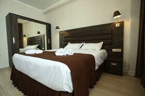 Family Room | Desk, laptop workspace, soundproofing, free WiFi - Royal Medis Hotel (Batumi)