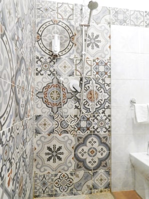 Design Double Room | Bathroom | Shower, rainfall showerhead, eco-friendly toiletries, hair dryer