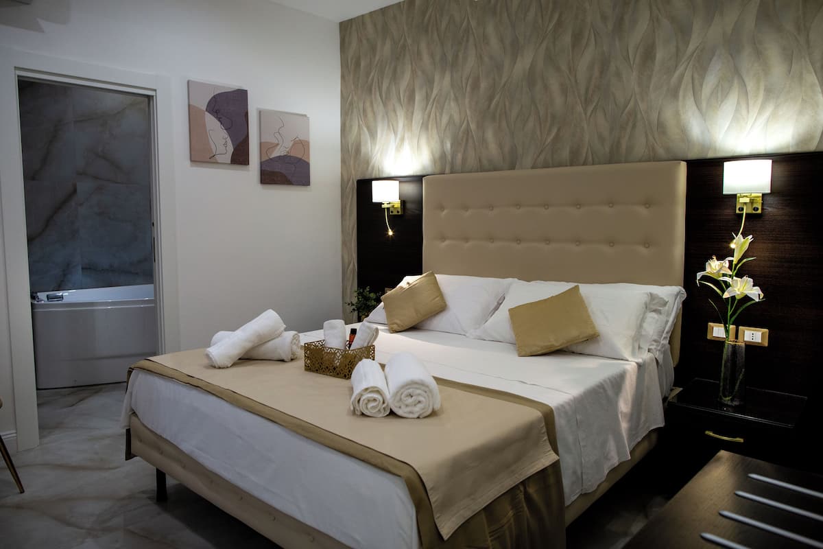 Minibar, in-room safe, desk, laptop workspace