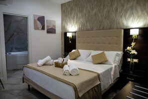 Minibar, in-room safe, desk, laptop workspace - OPERAPRIMASUITE (Messina)