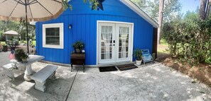 Outdoor dining - Cozy Guesthouse/Studio Near Beaches Pet Friendly (Shallotte)