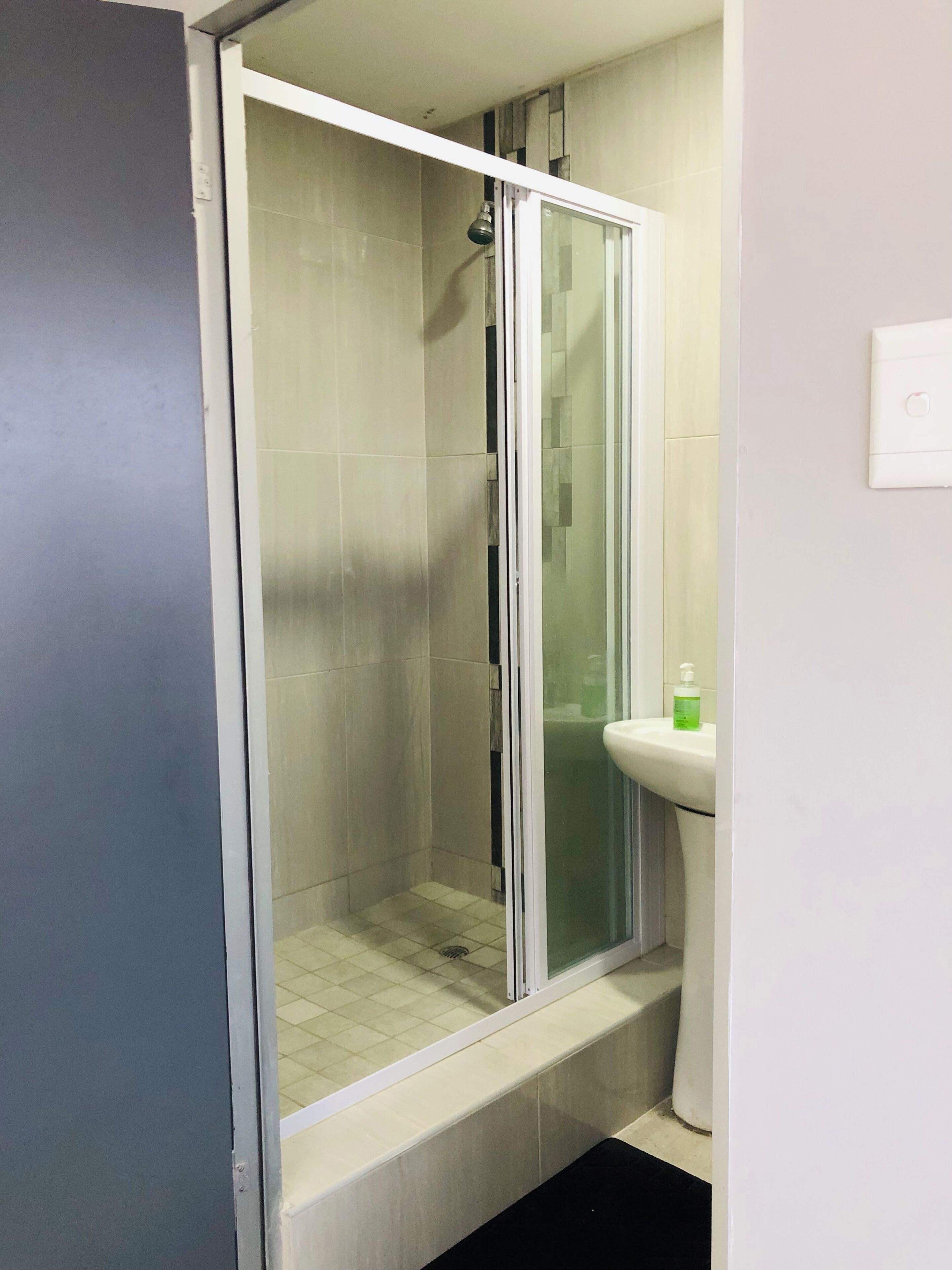 Serviettes fournies, savon, papier de toilette