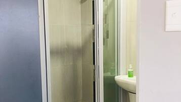 Serviettes fournies, savon, papier de toilette