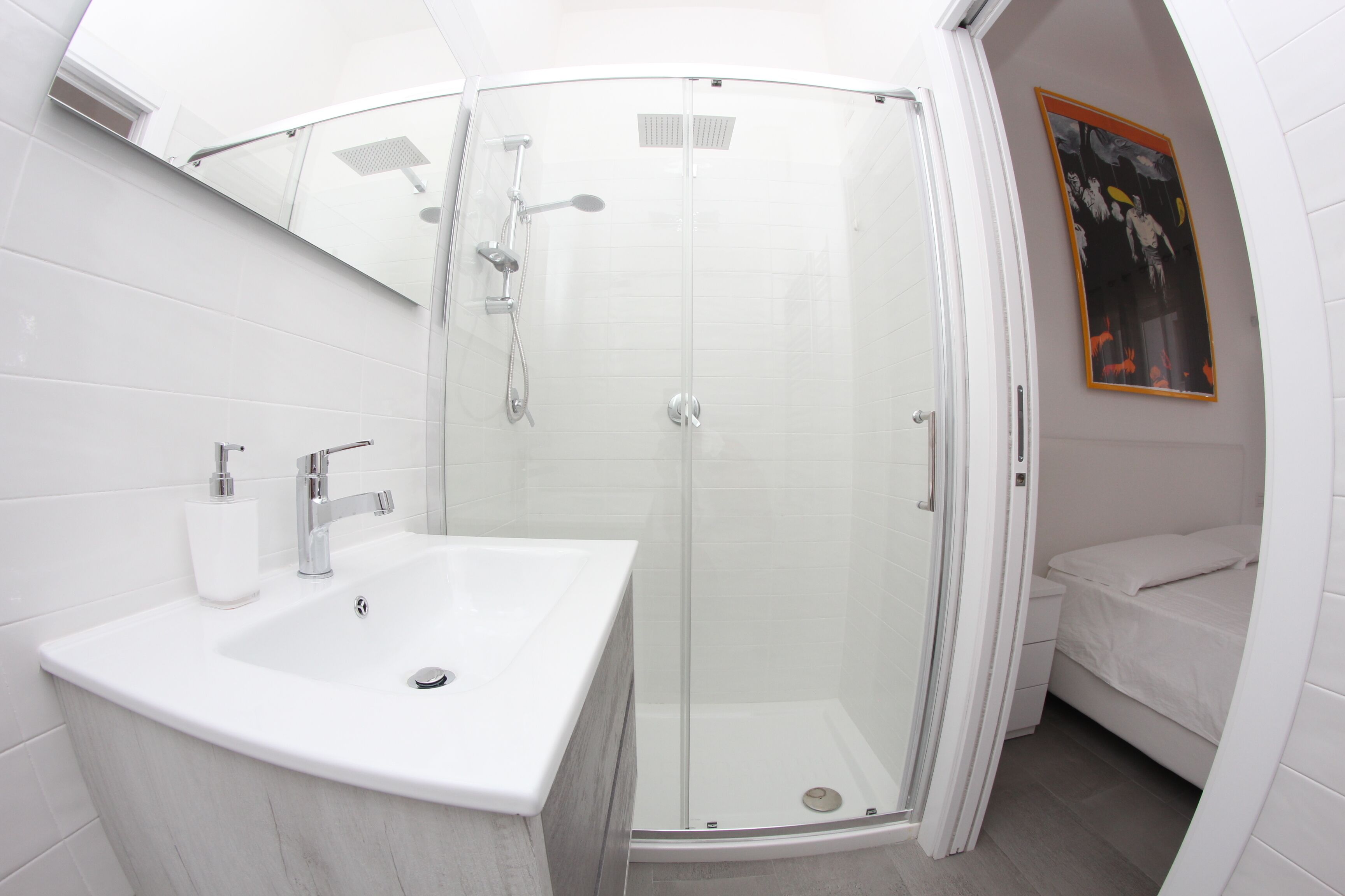 Douche, sèche-cheveux, bidet, serviettes fournies