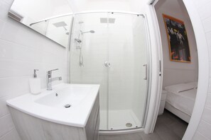 Shower, hair dryer, bidet, towels - Villa Capodimonte Hill (Napoli)