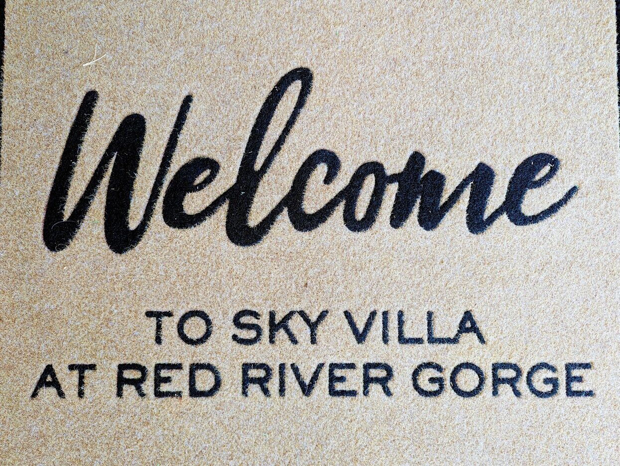 Cartello di benvenuto per Sky Villa a Red River Gorge.