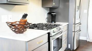 Frigorífico, microondas, horno y placa de cocina