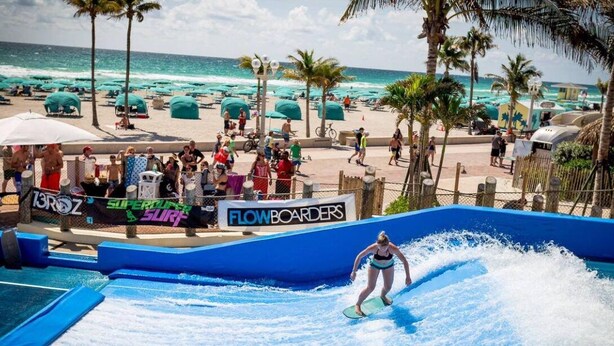 Una persona surfeando una ola en un parque acuático.