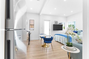 Fer et planche à repasser, lit parapluie, Wi-Fi gratuit, draps fournis