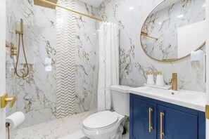 Shower, hair dryer, towels, soap - Hot Location-Studio for 4-Beach-Margaritaville-New (Hollywood)