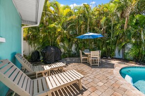Outdoor dining - Escape Serenity A · Private Pool · White Ave (Holmes Beach)