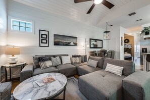 TV - Relaxing island escape in Pirate Bay, 2 community pools, outdoor BBQ area (Port Aransas)