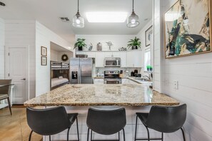 Fridge, microwave, oven, stovetop - Relaxing island escape in Pirate Bay, 2 community pools, outdoor BBQ area (Port Aransas)