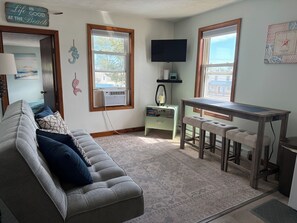 Smart TV - 1 Bedroom Downtown Condo, Walk to the Beach & Pier (Old Orchard Beach)