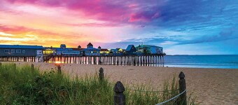 1 Bedroom Downtown Condo, Walk to the Beach & Pier