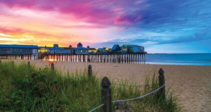 1 Bedroom Downtown Condo, Walk to the Beach & Pier