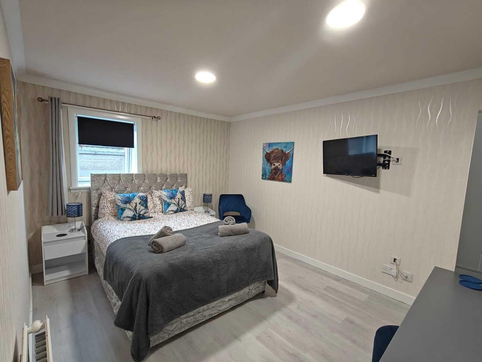 Escritorio, espacio para trabajar con laptop y wifi gratis 