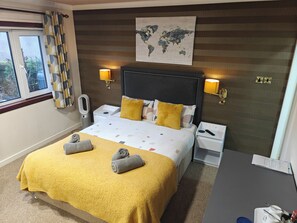 Standard Room, 1 King Bed, Private Bathroom | Desk, laptop workspace, free WiFi - The Jays Guest House (Aberdeen)