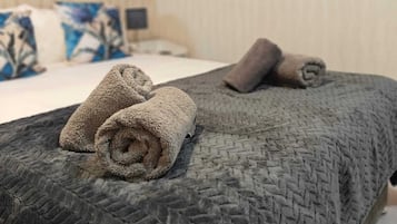 Standardzimmer, 1 Doppelbett, eigenes Bad | Schreibtisch, laptopgeeigneter Arbeitsplatz, kostenloses WLAN