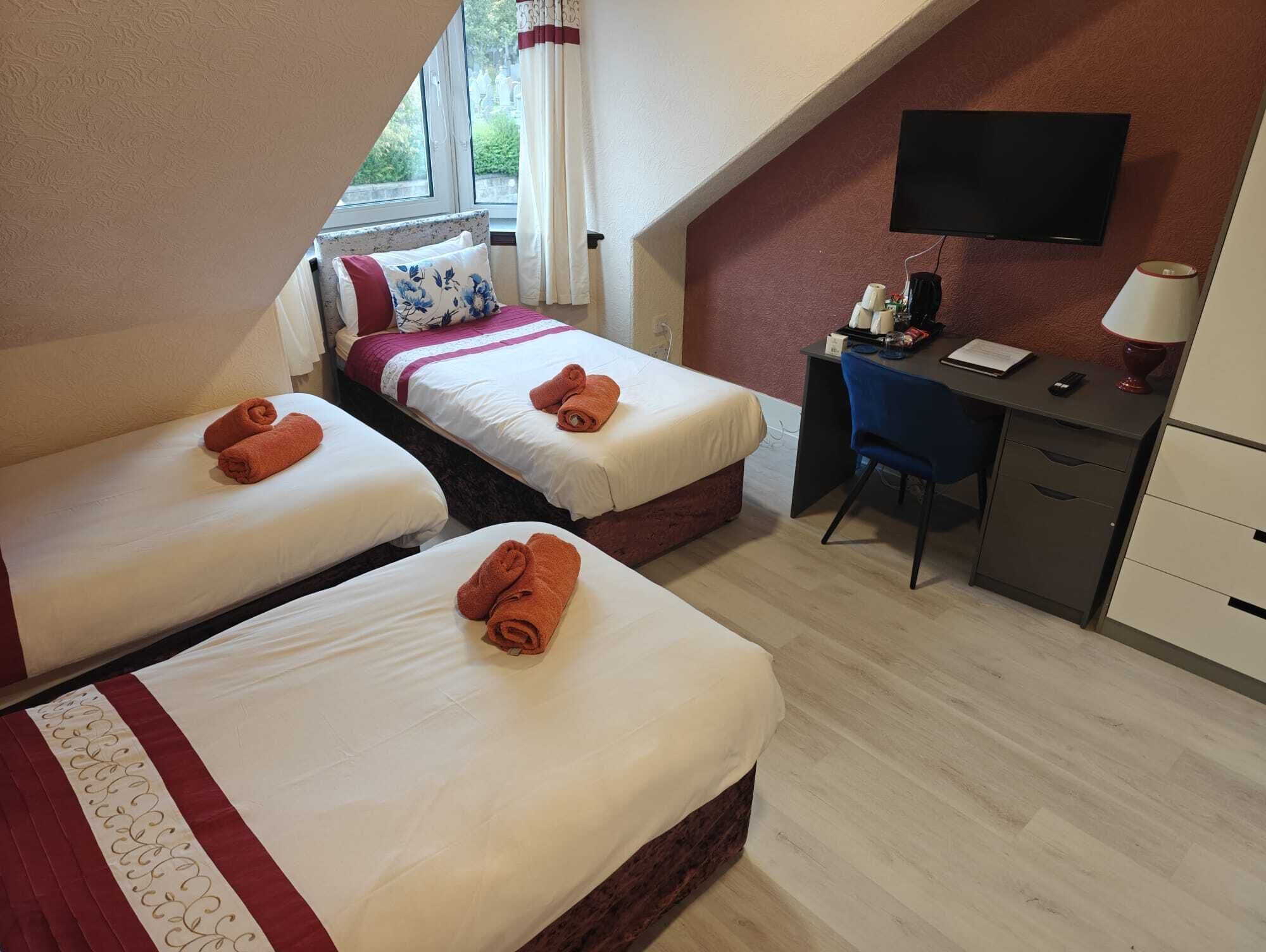 Escritorio, espacio para trabajar con laptop y wifi gratis 