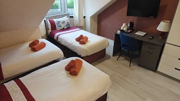 Tremannsrom – familie, 3 enkeltsenger | Skrivebord, skrivebord for bærbar PC og wi-fi (inkludert)