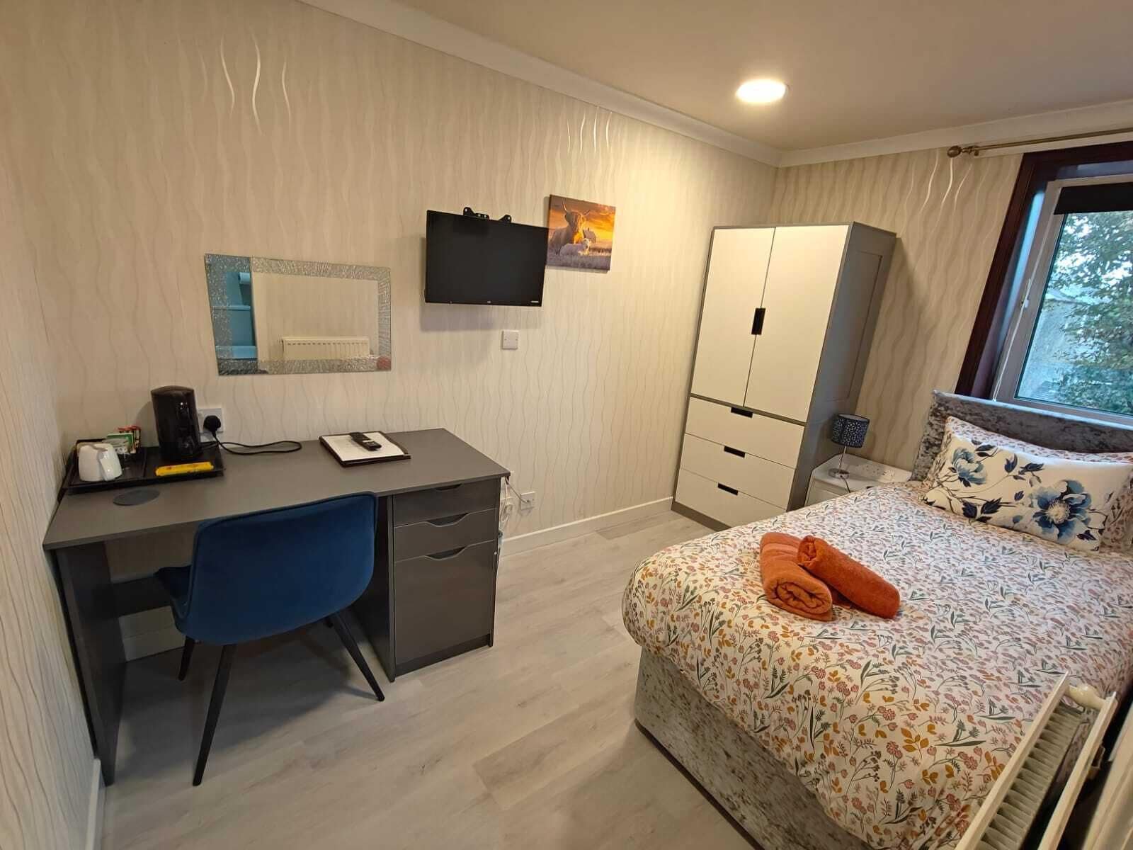 Escritorio, espacio para trabajar con laptop y wifi gratis 