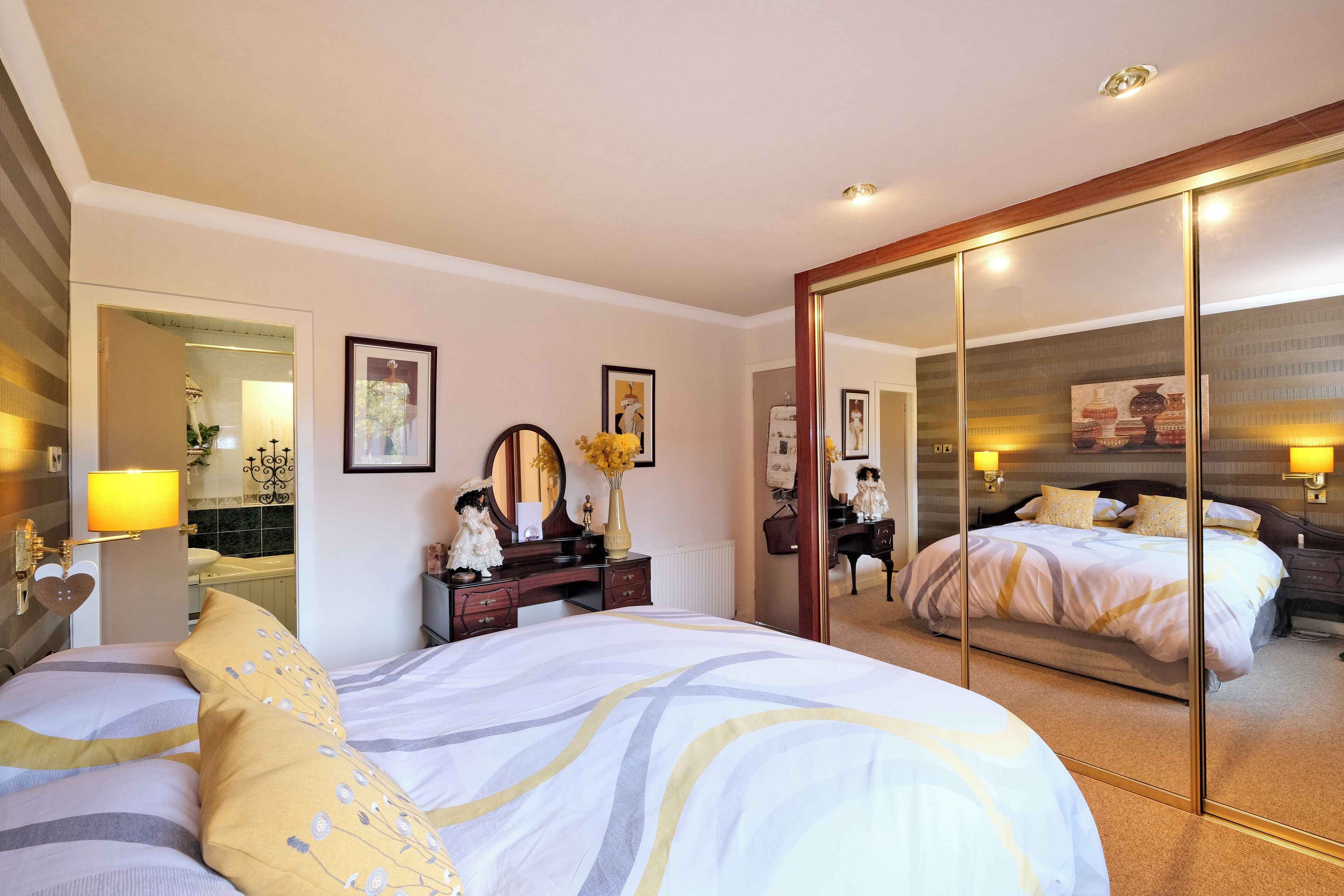 スタンダード ルーム キングベッド 1 台 専用バスルーム | デスク、ノートパソコン用作業スペース、WiFi (無料)