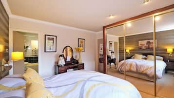 Rom – standard, 1 kingsize-seng, privat bad | Skrivebord, skrivebord for bærbar PC og wi-fi (inkludert)