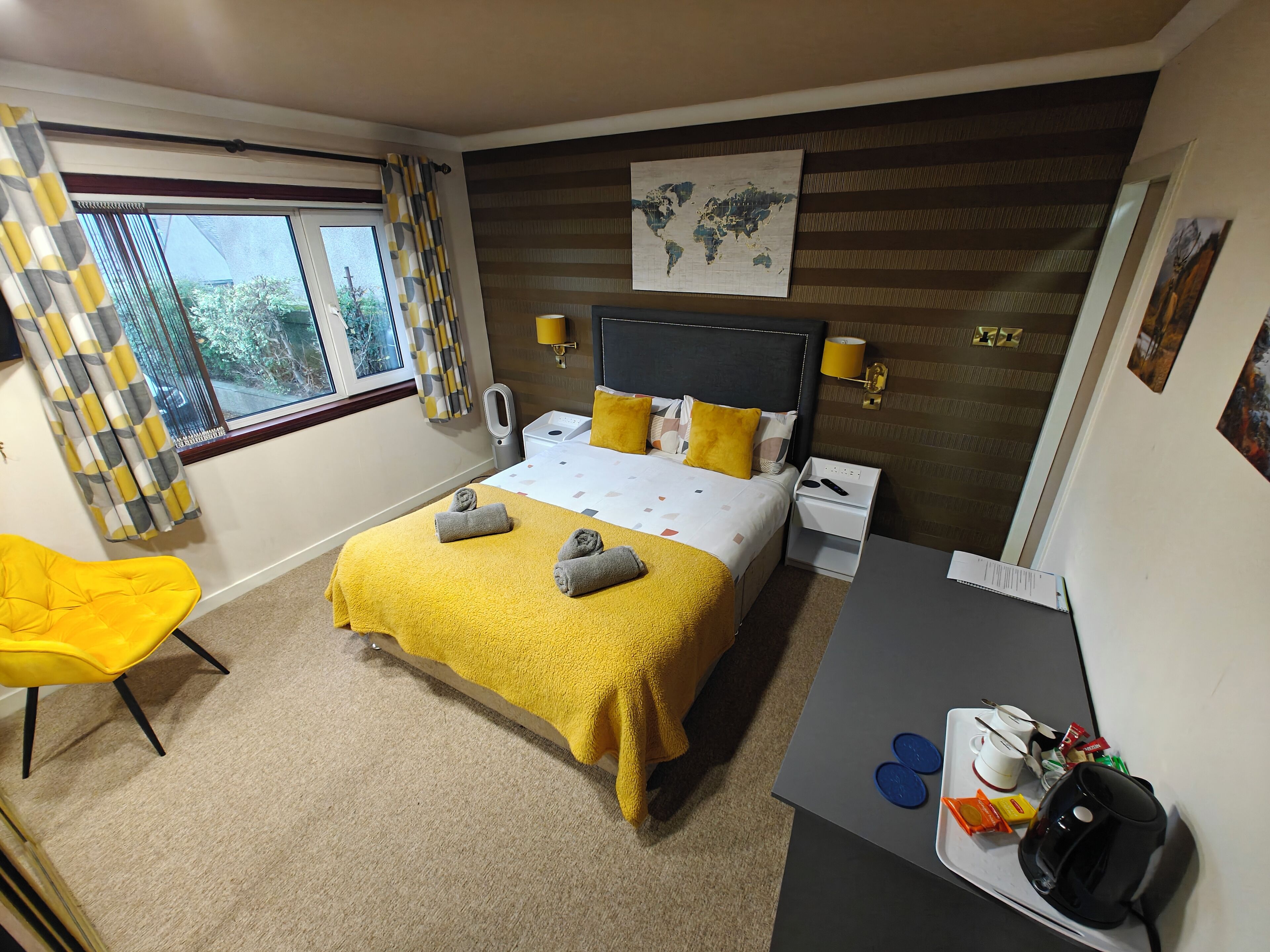 Escritorio, espacio para trabajar con laptop y wifi gratis 