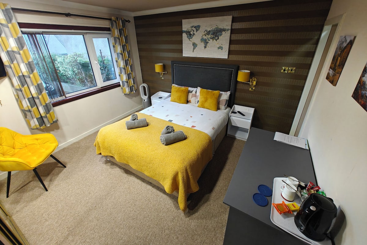 Desk, laptop workspace, free WiFi