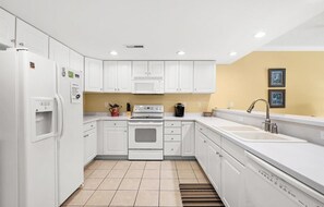 Fridge, microwave, oven, stovetop - Fantastic Ocean Block 3 BR 3 BA Unit with a Pool! (Ocean City)