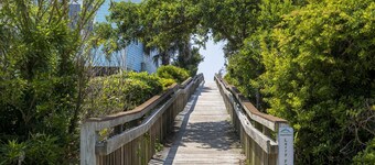 Sleeps 5! 2 BR, 2.5BA Townhome-Walk to Beach & Dining – Your Escape Awaits!
