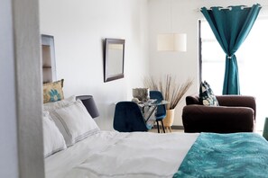 1 soverom, safe på rommet, skrivebord og strykejern/-brett