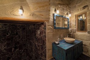 Chambre Double Standard, 1 très grand lit | Salle de bain | Articles de toilette gratuits, sèche-cheveux, chaussons