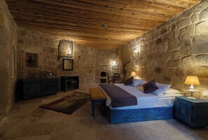 Chambre Double Standard, 1 très grand lit | Minibar, coffres-forts dans les chambres, décoration personnalisée